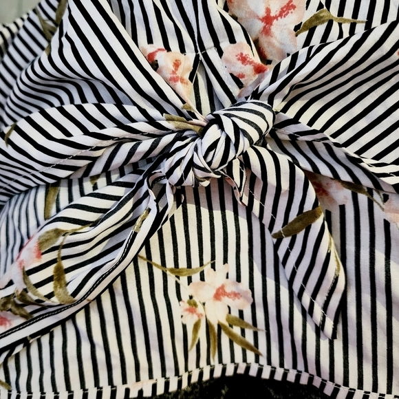 Paper Crane Tie Front Striped Floral Spaghetti Cold Shoulder Top Women's Large L - Picture 4 of 7